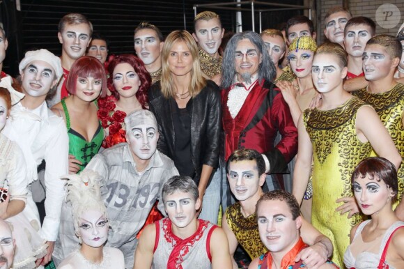 Heidi Klum peu rassurée au milieu de la troupe du Cirque du Soleil dans la coulisse du Radio City Music Hall de New York le 20 juillet 2012