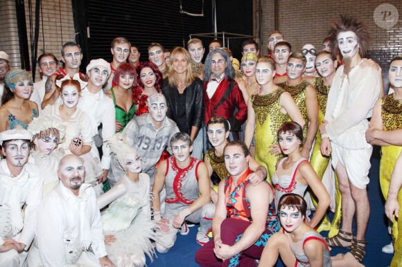 Heidi Klum pose avec la troupe du Cirque du Soleil dans la coulisse du Radio City Music Hall de New York le 20 juillet 2012