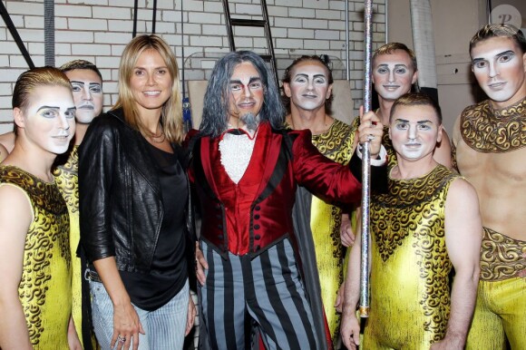 Heidi Klum découvre la troupe du Cirque du Soleil dans la coulisse du Radio City Music Hall de New York le 20 juillet 2012