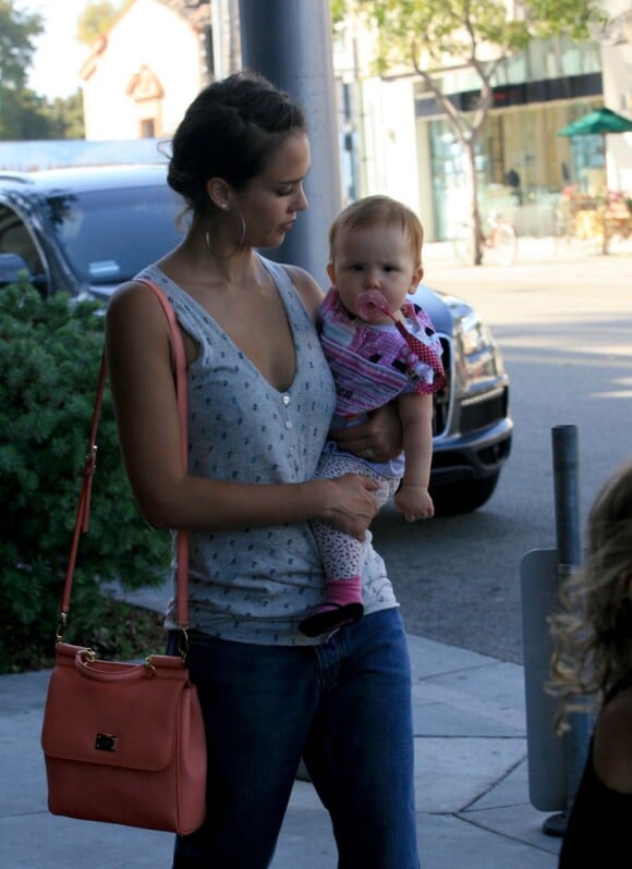 Jessica Alba et sa fille Haven dans les rues de Beverly Hills, le 21 juillet 2012.
