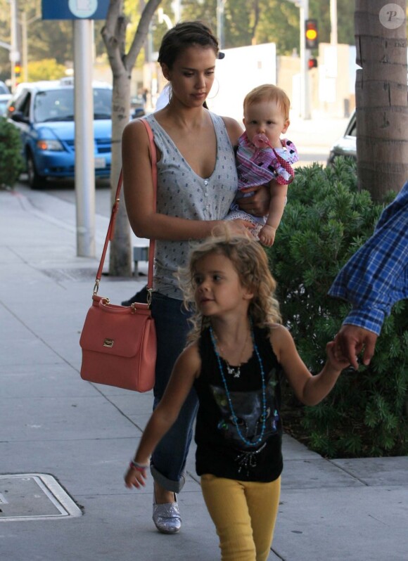 L'actrice Jessica Alba, Cash Warren et leur filles Haven et Honor dans les rues de Beverly Hills, le 21 juillet 2012.