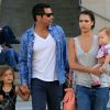 Jessica Alba dans un top Zadig & Voltaire, Cash Warren et leur filles Haven et Honor dans les rues de Beverly Hills, le 21 juillet 2012.