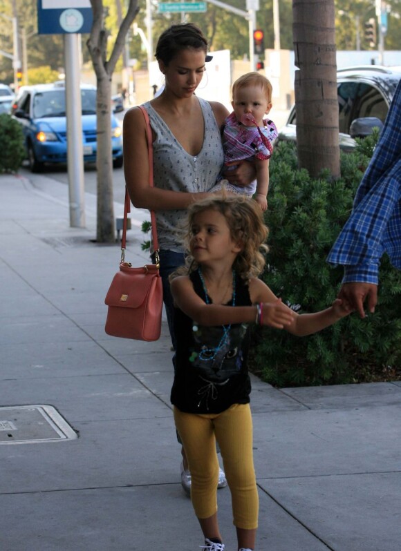 Jessica Alba, Cash Warren et leur filles Haven et Honor dans les rues de Beverly Hills, le 21 juillet 2012.