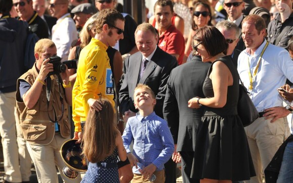 Bradley Wiggins, vainqueur du Tour de France 2012 avec sa femme Cathy et leurs enfants Ben et Isabella lors de la dernière étape le dimanche 22 juillet 2012