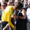 Bradley Wiggins, vainqueur du Tour de France 2012 s'offre un moment d'intimité avec sa femme Cathy et leurs enfants Ben et Isabella lors de la dernière étape le dimanche 22 juillet 2012