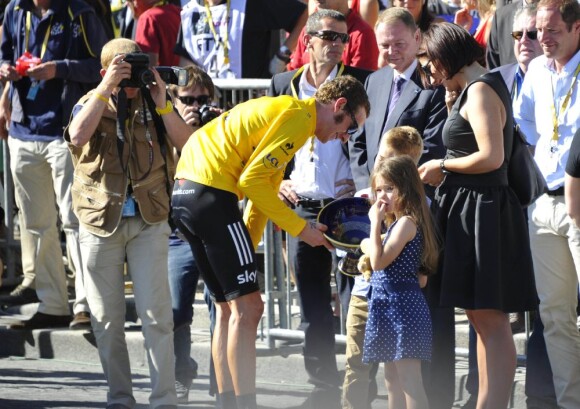 Bradley Wiggins, sa femme Cathy et leurs enfants Ben et Isabella le 22 juillet 2012 sur les Champs Elysée lors de la dernière étape du Tour de France 2012
