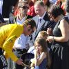 Bradley Wiggins entouré de sa femme Cathy et de leurs enfants Ben et Isabella le 22 juillet 2012 sur les Champs Elysée lors de la dernière étape du Tour de France 2012
