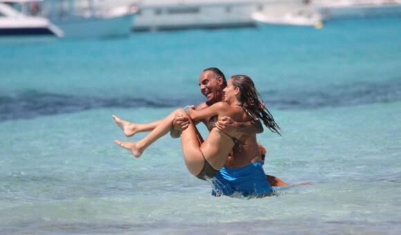 Christian Audigier et sa belle Nathalie Sorensen comme des enfants lors de leur escapade entre l'île de Formentera et Ibiza entre le 18 et le 22 juillet 2012