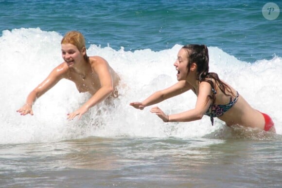 Pixie Geldof et ses amis profitent d'une plage sauvage d'Ibiza, le 24 juillet 2012.