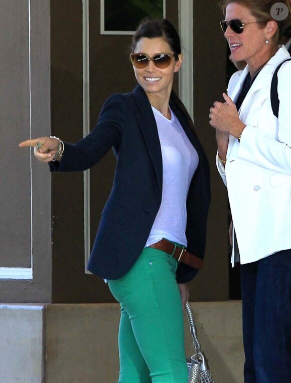 Jessica Biel, souriante, quitte l'hôtel Four Seasons à Beverly Hills. Le 24 juillet 2012.