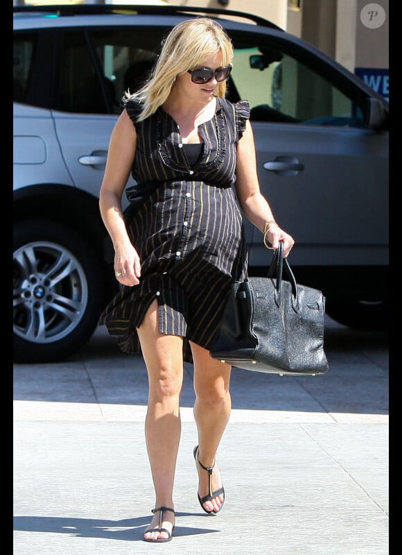 La jolie Reese Witherspoon, enceinte, dans les rues de Beverly Hills, le 25 juillet 2012
