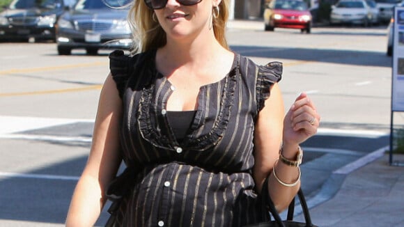 Reese Witherspoon, enceinte, se sent sexy et dévoile ses formes généreuses