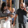 Selma Blair en compagnie de son amoureux le designer Jason Bleick et leur fils Arthur, le 25 juillet 2012 à Los Angeles