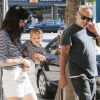 Selma Blair en compagnie de son amoureux le designer Jason Bleick et leur fils Arthur, le 25 juillet 2012 à Los Angeles