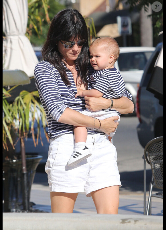 Selma Blair, son compagnon Jason Bleick et leur fils Arthur sont allés déjeuner a Studio City, le 25 juillet 2012 à Los Angeles