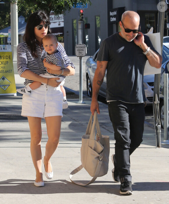 Selma Blair, son compagnon le designer Jason Bleick et leur fils Arthur sont allés déjeuner a Studio City, le 25 juillet 2012 à Los Angeles