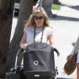 L'actrice Elsa Pataky se promène avec sa petite fille India à Santa Monica, le jeudi 26 juillet 2012.