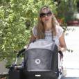 Elsa Pataky se promène avec sa petite fille India, 2 mois et demi, à Santa Monica, le jeudi 26 juillet 2012.