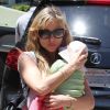 Elsa Pataky, très protectrice avec sa petite fille India à Santa Monica, le jeudi 26 juillet 2012.