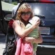 Elsa Pataky, très protectrice avec sa petite fille India à Santa Monica, le jeudi 26 juillet 2012.