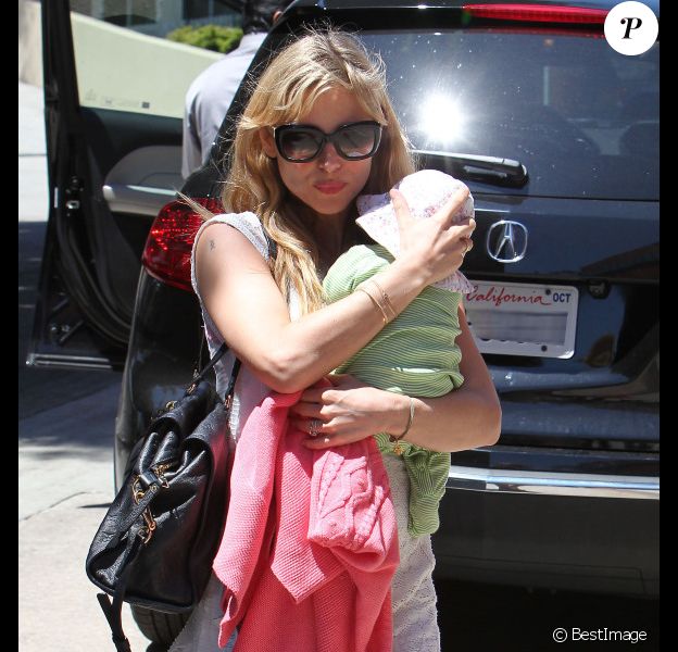 Elsa Pataky, très protectrice avec sa petite fille India à Santa Monica, le jeudi 26 juillet 2012.