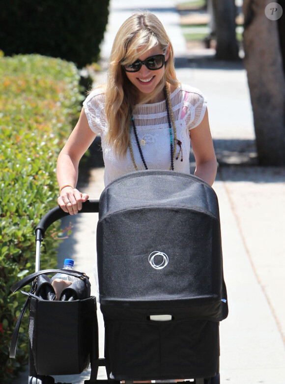 Elsa Pataky se promène avec sa petite fille India à Santa Monica, le jeudi 26 juillet 2012.