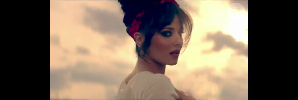 Cheryl Cole dans le clip Under the sun.