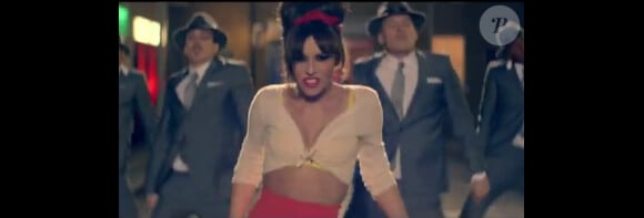 Cheryl Cole dans le clip Under the sun.