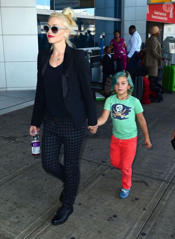 Gwen Stefani avec son fils Kingston à l'aéroport JFK, New York, le 24 juillet 2012.