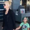 Gwen Stefani avec son fils Kingston à l'aéroport JFK, New York, le 24 juillet 2012.