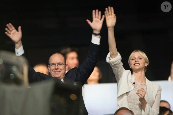 Charlene et Albert déchaînés lors du coup d'envoi des JO de Londres 2012. 27 juillet