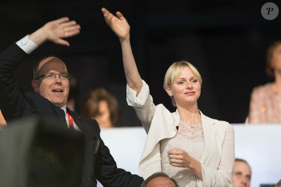 Charlene et Albert déchaînés lors du coup d'envoi des JO de Londres 2012. 27 juillet
