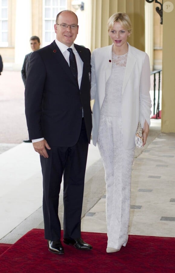 Charlene et Albert rendent visite à la reine Elizabeth II avant le coup d'envoi des JO de Londres 2012. 27 juillet