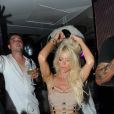 Victoria Silvstedt s'amuse comme une petite folle au VIP Room de St-Tropez, le vendredi 27 juillet 2012.
