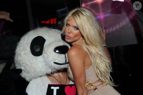 Victoria Silvstedt, en compagnie d'un délicieux panda, au VIP Room de St-Tropez, le vendredi 27 juillet 2012.