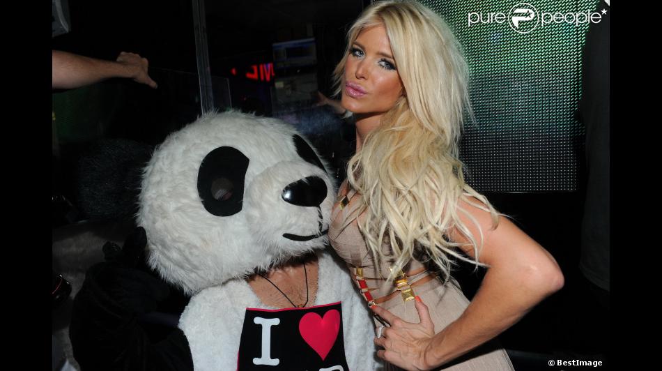 Victoria Silvstedt, en compagnie d&#039;un délicieux panda, au VIP Room de St-Tropez, le vendredi 27 juillet 2012.