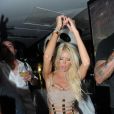 Victoria Silvstedt s'amuse comme une petite folle au VIP Room de St-Tropez, le vendredi 27 juillet 2012.