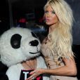 Victoria Silvstedt, en compagnie d'un délicieux panda, au VIP Room de St-Tropez, le vendredi 27 juillet 2012.