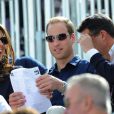 Assis à côté de Lord Sebastian Coe, Kate Middleton et le prince William étaient présents lundi 30 juillet 2012 à Greenwich Park pour voir Zara Phillips sur High Kingdom dans l'épreuve de cross du concours complet aux Jeux olympiques de Londres.