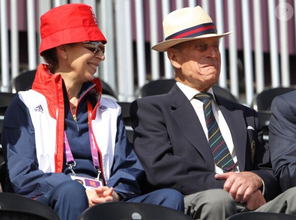 La princesse Anne, sa mère, et le prince Philip, son grand-père, n'ont pas manqué les débuts de Zara Phillips aux Jeux olympiques de Londres, sur High Kingdom dimanche 29 juillet 2012 à Greenwich Park lors de l'épreuve de dressage du concours complet.