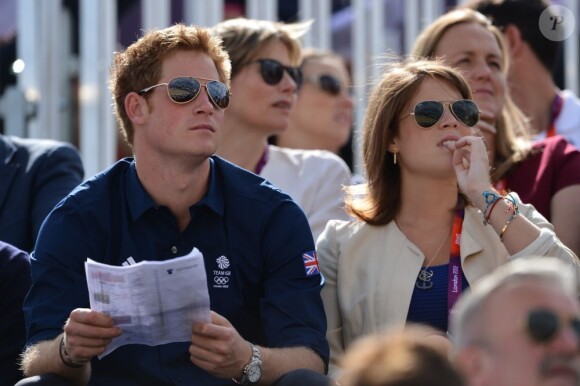 Le prince Harry, avec la princesse Eugenie, a assisté lundi 30 juillet 2012 à Greenwich Park aux excellentes performances de Zara Phillips sur High Kingdom dans l'épreuve de cross du concours complet aux Jeux olympiques de Londres.
