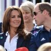 Kate Middleton et son mari le prince William, entourés de Camilla Parker Bowles, le prince Harry et la princesse Eugenie, ont assisté lundi 30 juillet 2012 à Greenwich Park aux excellentes performances de Zara Phillips sur High Kingdom dans l'épreuve de cross du concours complet aux Jeux olympiques de Londres.