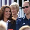 Kate Middleton et son mari le prince William, entourés de Camilla Parker Bowles, le prince Harry et la princesse Eugenie, ont assisté lundi 30 juillet 2012 à Greenwich Park aux excellentes performances de Zara Phillips sur High Kingdom dans l'épreuve de cross du concours complet aux Jeux olympiques de Londres.