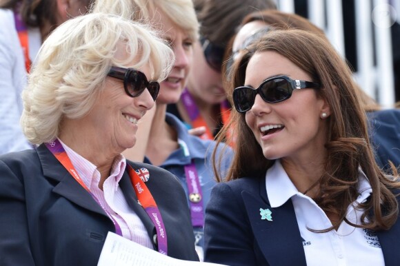 Kate Middleton et sa grande copine Camilla Parker Bowles ont assisté lundi 30 juillet 2012 à Greenwich Park aux excellentes performances de Zara Phillips sur High Kingdom dans l'épreuve de cross du concours complet aux Jeux olympiques de Londres.