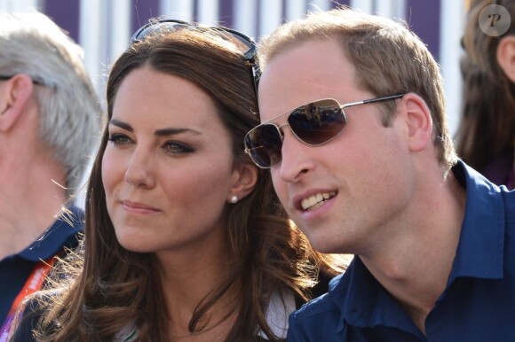 Kate Middleton et son mari le prince William, entourés de Camilla Parker Bowles, le prince Harry et la princesse Eugenie, ont assisté lundi 30 juillet 2012 à Greenwich Park aux excellentes performances de Zara Phillips sur High Kingdom dans l'épreuve de cross du concours complet aux Jeux olympiques de Londres.