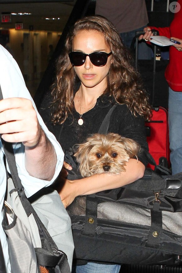 Natalie Portman cachée derrière ses lunettes de soleil arrive de New York à l'aéroport de Los Angeles (LAX). Le 29 juillet 2012