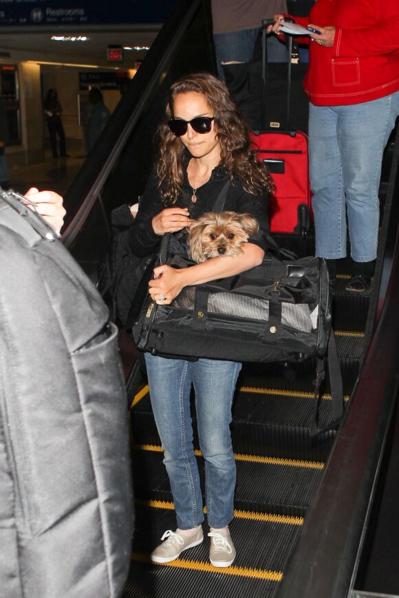 Natalie Portman qui ne se sépare jamais de son chien, arrive de New York à l'aéroport de Los Angeles (LAX). Le 29 juillet 2012