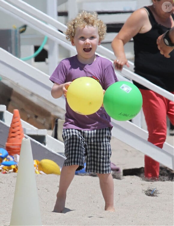 Minnie Driver et son fils Henry, à la plage de Malibu pour son quatrième anniversaire avec son amie la comédienne Kathleen Robertson, venue avec son fils William. Le 29 juillet 2012 - Henry s'amuse avec les ballons