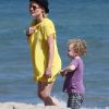 L'actrice Minnie Driver et son fils Henry, à la plage de Malibu pour son quatrième anniversaire avec son amie la comédienne Kathleen Robertson, venue avec son fils William. Le 29 juillet 2012