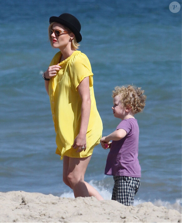 L'actrice Minnie Driver et son fils Henry, à la plage de Malibu pour son quatrième anniversaire avec son amie la comédienne Kathleen Robertson, venue avec son fils William. Le 29 juillet 2012